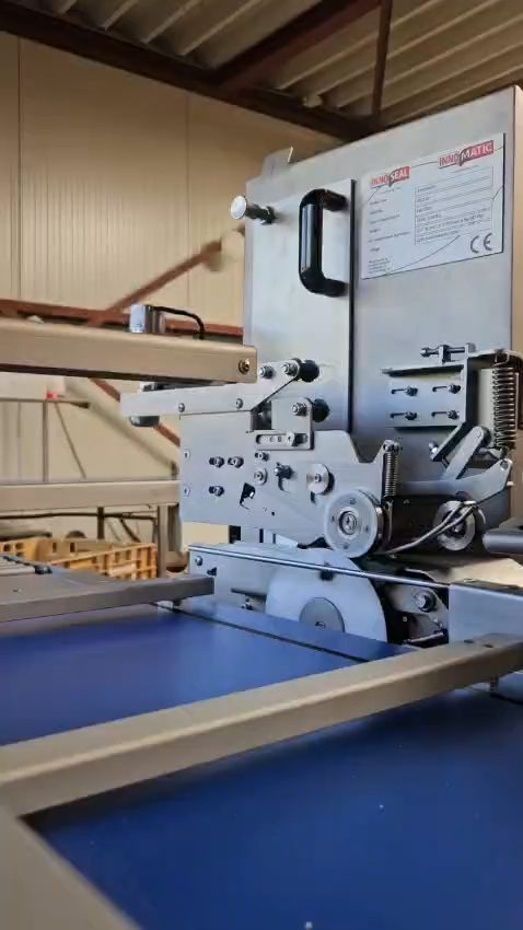 The Innomatic on the line at the Vlijmen test location, conveyor running past the sealing head